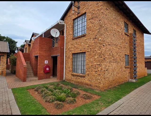 2 BEDROOM TOWNHOUSE FOR SALE IN GOLF PARK